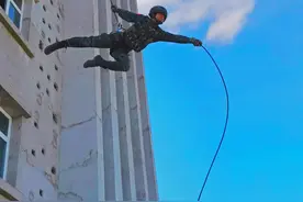 酷！直击武警特战队员实兵对抗演练图片