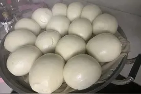 蒸馒头时，用冷水还是热水？牢记4点，馒头蓬松暄软不塌陷图片