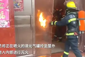 大妈怀疑液化气泄漏，竟点燃打火机导致厨房着火：就想试试看，没想到真泄漏了图片