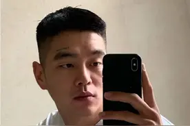 34岁韩国影帝公开男友？互晒照片太亲密，曾被传和宋慧乔交往图片