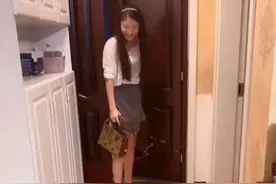 陕西一男子用玫瑰花瓣铺了一条路迎接女友，不料女友最后脸色大变图片