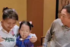 闫学晶给4岁女儿喂饭，被冯巩当成“祖孙”？不惧高龄为丈夫生娃图片