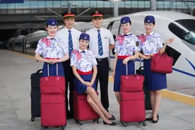 青花瓷版乘务员小姐姐来啦，网友直呼：又美又飒！图片