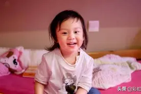 邓超为六岁女儿庆生，五官酷似孙俪，一家人合影尽显童趣图片