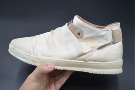 白鞋脏了别用水擦，教你不用一滴水，鞋子越擦越白，方法太棒了图片