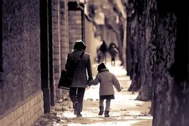 故事：母亲救了个乞丐并带回家, 三天后家里来了位客人, 母亲笑出了眼泪图片