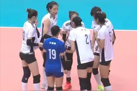刘晏含建功，辽宁女排3-2逆转山东队，颜妮与队友拥抱庆祝似不舍图片