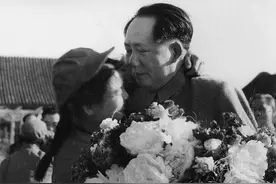 那个在镜头前大胆拥抱毛主席的女代表，后来去了哪？过得怎么样？图片