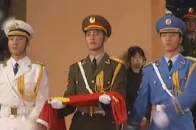 香港回归当晚，英国人搞小动作，升旗手朱涛：在吞咽鼻血图片