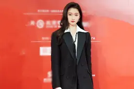 关晓彤北影节红毯用力过猛，近173的个头还穿高跟鞋，配西装真飒图片