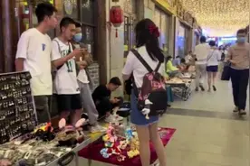 呼和浩特海亮摆地摊收费，市场监管部门：属于市场调节行为 无权插手图片