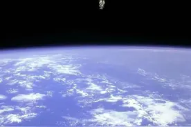 宇航员没有系安全绳子，在太空自由漂浮图片