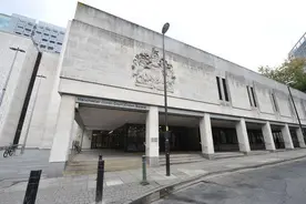 英国女子遭孩子父亲虐待 被指责出轨后 绑架到公寓里吃马桶刷图片