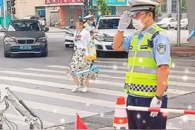 大连交警给“无人驾驶”敬了个礼！视频火了……图片