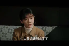 战友帮忙缝袜子，一脱鞋把刚进来的女同事熏蒙了，熏到语无伦次图片
