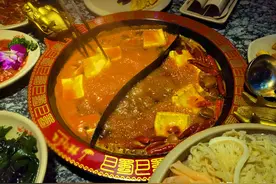 吃火锅时，服务员问“要加汤吗？”，是在暗示你，考虑清楚再回答图片