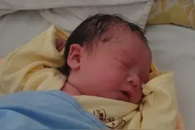 孩子出生后第一个抱的人很重要，这三种人请“退后”，并非迷信图片