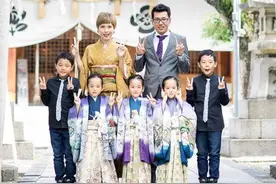 为生女儿有多拼？一胎生2子，二胎生3子，从小就把儿子当成女儿养图片