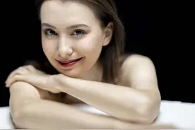 一机一镜，一灯一人，一颦一笑，影棚单灯人像拍摄入门图片