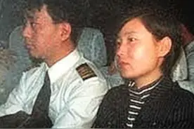 1998年，一位中国机长带着妻子，劫机潜逃台湾省，后来下场如何？图片