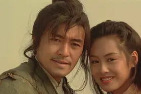 1995年，朱茵“突袭”周星驰房间，进门后发现床上温热卫生间反锁图片