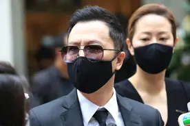 甄子丹憔悴现身岳父葬礼，稳站C位捧遗像送出殡，汪诗诗强忍泪水图片