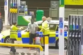 英国警察当着孩子面用电警棍击到超速男子，民众反响强烈当局调查图片