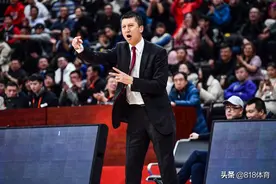 郭士强回沈阳辽篮全队送行!老叔拥抱摸头鼓励队员,郭艾伦有说有笑图片