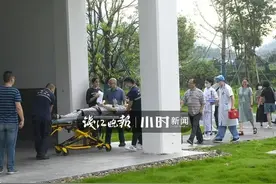 宁波高三学霸男孩，被担架抬进高考考场！妈妈深夜写下一篇长文，看哭了图片