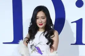 孟广美不愧是模特出身，穿长裙配皮草尽显优雅，很难看出有53岁图片
