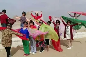 丝巾变道具，帽子遮白发，中国大爷大妈该如何提升穿搭品位？图片