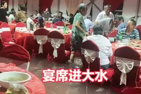 江苏宴席现场进水，宾客在水中坚持把酒席吃完，网友：真流水席图片