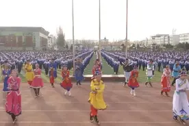 3000余名中学生齐跳蒙古舞 将民族元素与现代舞蹈融为一体图片