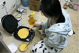 大学寝室卧虎藏龙，辅导员突击检查女生宿舍：个个都是人才图片