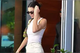 肯达尔·詹娜运动装扮出街，小臂肌肉线条超好看图片