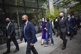孟晚舟心理素质就是强大！庭审间隙喝咖啡气定神闲，侧颜也太美了图片