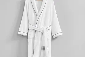 女子入住4星级酒店，洗完澡换上浴袍，兜里软鼓鼓的东西让她脸红图片