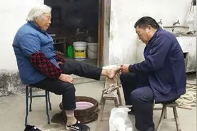跑遍20多个村庄，扬州男子为留守老人义务修脚28年图片