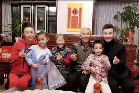 刘和刚一家六口亲密同框，小10岁娇妻和儿女甜笑，豪宅奢华古韵图片