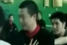 大师到武校表演翻车了！小伙不配合直接将其打下舞台图片