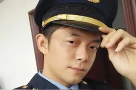 我，985毕业，在工商局当科员，投资失败后辞职，摆摊卖猪肉还债图片