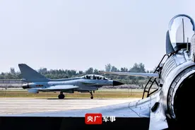 高清壁纸！我军首批歼-10飞行学员展翅蓝天图片