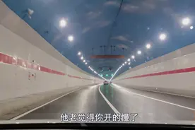 开车顶着限速过隧道，还老被后车按喇叭怎么办？喵哥教你几招图片