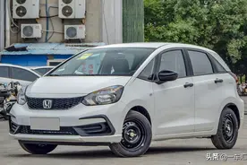 本田飞度最低配，网友：连音响都没有，当真“买发动机送车”图片