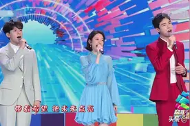 五四晚会现场：唐艺昕甜美，关晓彤可爱，杨紫张艺兴同台不同框图片