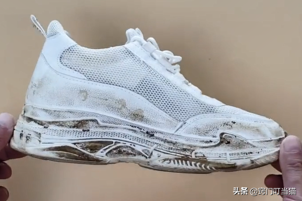 第二步,然后将调配好的清洁剂涂抹在鞋子脏的地方,一定要均匀的涂抹