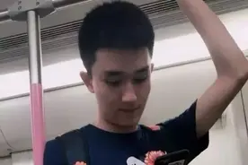 网友地铁抓拍的呆萌小鲜肉原来是杭州最帅警察图片