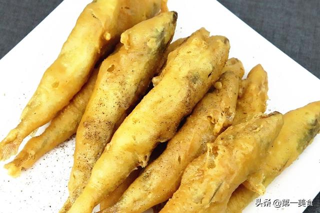 炸小鱼裹面粉还是淀粉？记住正确做法，金黄酥脆不扎嘴，越嚼越香