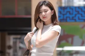 牛仔短裤搭配简单又具有时尚感，穿着清凉又显腿长，充满美的活力图片