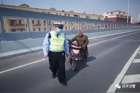 四平交管支队铁西大队严厉整治非机动车和摩托车在紫气大路南湖立交桥上行驶乱象 打造良好出行环境图片